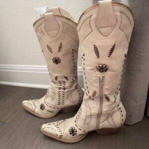 BCBGIRLS LEATHER BEIGE/GOLD STITCHING DETAIL WESTERN BOOTS, SIZE 9.5B